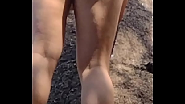 Ana se exibindo na praia