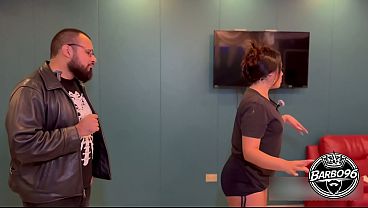 ラティーナ従業員は客が彼女にゆで卵や卵までたっぷり与えることができるように四つん這いになる