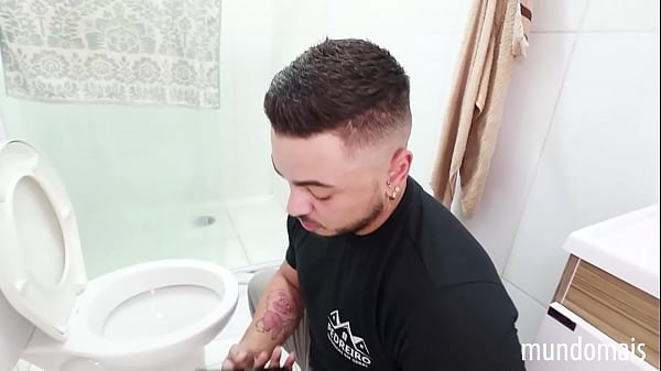 Download Video - O encanador me comeu gostoso e ainda deu o rabo dele pra mim&excl;