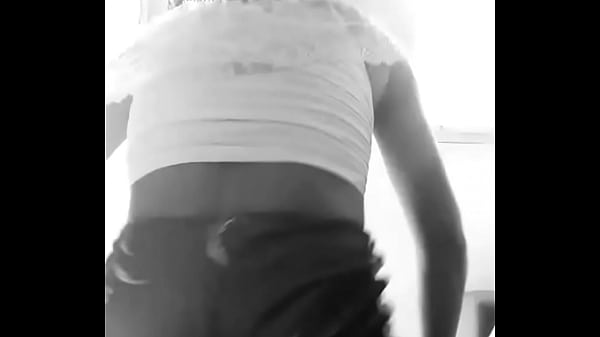 Novinha dan&ccedil;ando