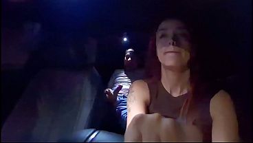 Verheiratete Fahrerin eines Fahrdienstes hat während ihrer letzten Fahrt Sex mit einem Fahrgast.