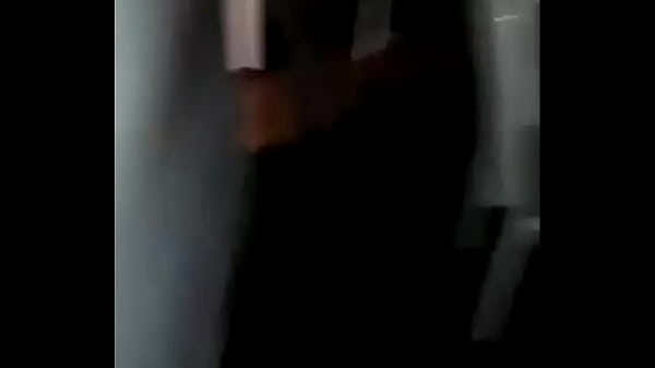 Nalgona hablando por teléfono con su madre