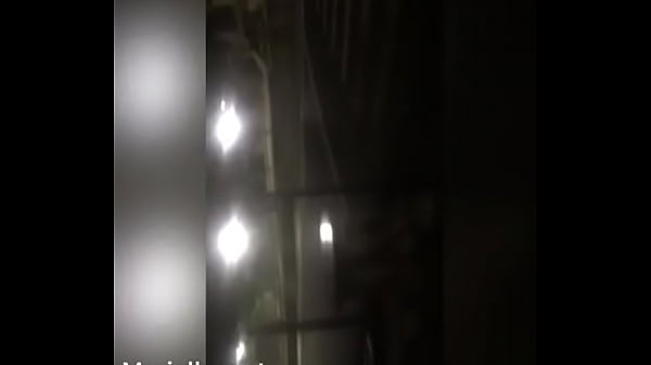 M&atilde;o amiga  no dotado em p&uacute;blico com o morador d...