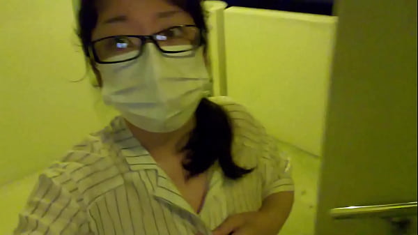 マンション通路で大胆にオナニーする人妻