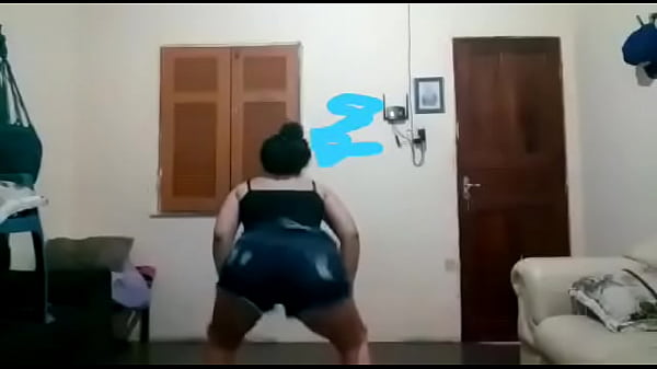 Prima gostosa rebolando para a camera