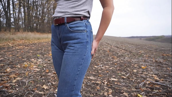 Milf Teasing Her Big Cameltoe In Blue Jeans Outdoors