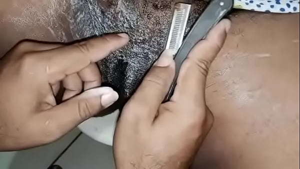 Download Video - Minha vizinha pediu pra depilar sua buceta gorda&comma; ficou lisinha&period;