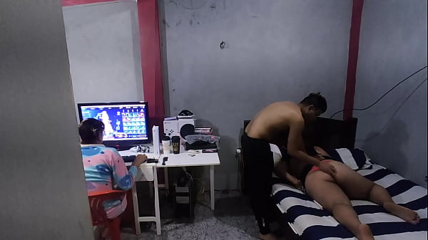 While my best friend plays on the PC I take advantage and fuck his stepmother, what good sex I have the best friend who lends me his stepmother to fill her with milk every time I go to her house