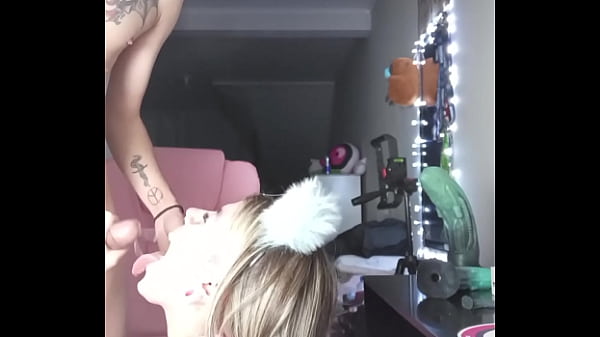 Novinha toma Leitinho quente no rostinho antes de dormir