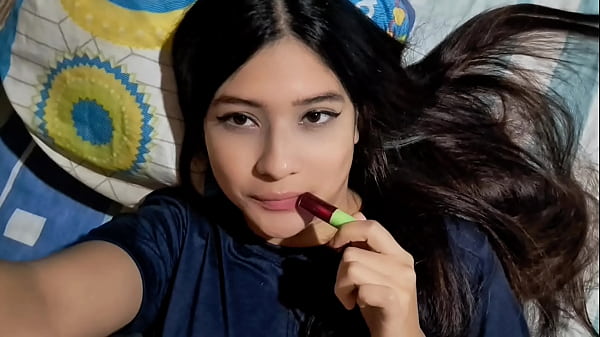 CHICA SE PONE CALIENTE Y MUESTRA SU GRAN CULO