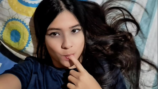 CHICA SE PONE CALIENTE Y MUESTRA SU GRAN CULO