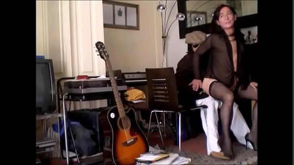 Madurita travesti se lo monta con un muñeco (I)