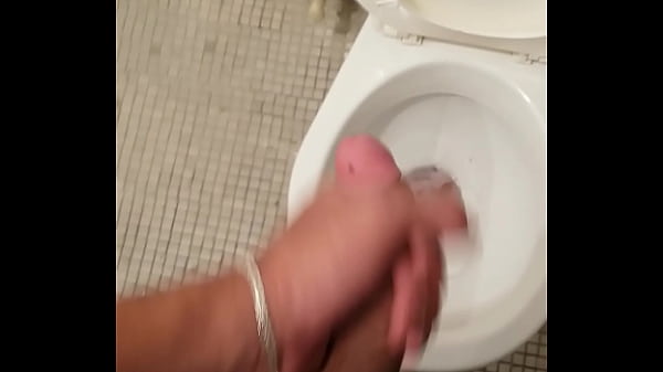 Me hago la paja en el baño del trabajo luego de...