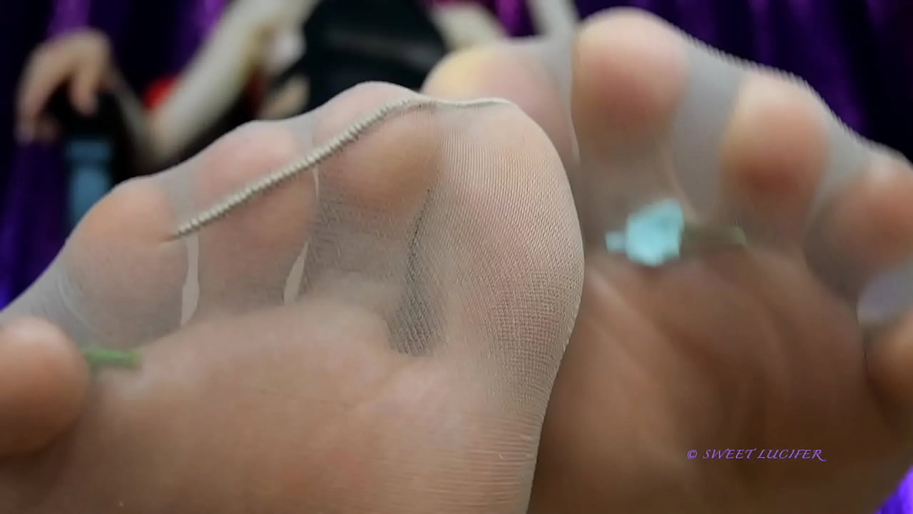 Atrapado en mis pantimedias - Giantess Sweet Lucifer Goddess Italian Mistress Femdom POV
                   brunette high heels pantyhose toe sexy girl giantess foot fetish piedini femdom pov small feet petite feet piedi piccoli brunette goddess muchos negros