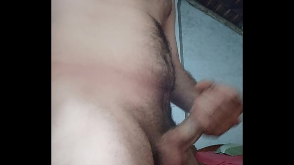 A szőrös farkú és hasú pasi meztelenül maszturbál otthon