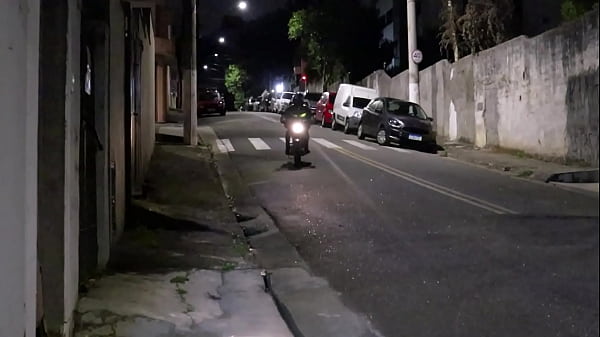 Download Video - Socialite fode o cuzinho com o entregador do Ifoode na frente do marido corno e humilha eles e pelo menos umas 20 minorias diferentes&period; Algu&eacute;m cancela esse monstro