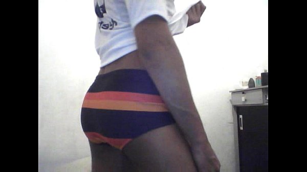 Trocando de cueca. (Qual delas ficou melhor?)