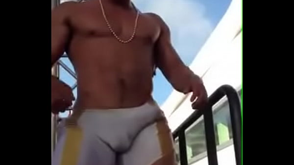 Gogo Boy dotado fica excitado na Parada Gay