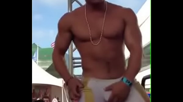 Download Video - Gogo Boy dotado fica excitado na Parada Gay