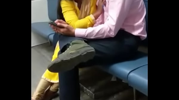 indian mumbai local train girl kissed her boyfriend
