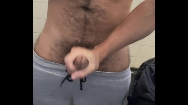 MOSTREI MINHA BUNDA NO BANHEIRO E LOGO, VIERAM PICAS PRA SEREM CHUPADAS, FIQUEI DE JOELHO NO MICTÓRIO DO BANHEIRO DO METRÔ.