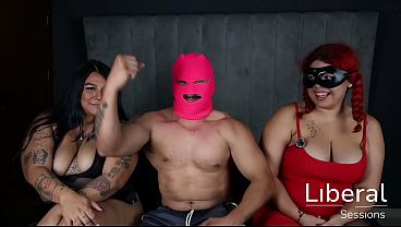 Amigas BBW invitan a un trio a su entrenador del gimnasio