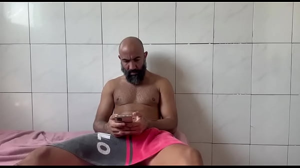 Novinha com plug de rabinho no cuzinho apertadinho sentando com carinho e gozando na minha m&atilde;o