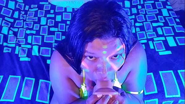 COMO ME ENCANTA LAS POLLAS!! Rica Latina BBW en Neon Haciendo una Mamada Sexy con Garganta Profunda Extrema a un Dildo muy Caliente
