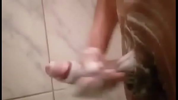 Batendo uma punheta no banheiro