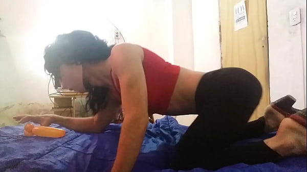 Crossdresser en calza 'mamando'