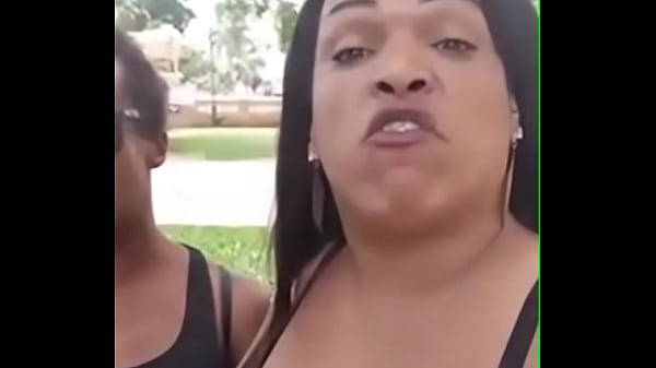 Download Video - Quem &eacute; essa travesti gostosa&quest;