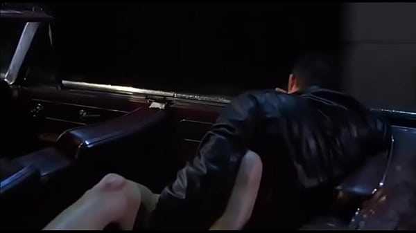 Yolanda Julien follada en un coche