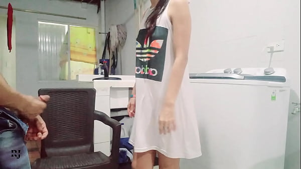 Download Video - empiezo a masturbarme mientras mi hermanastra lava la ropa