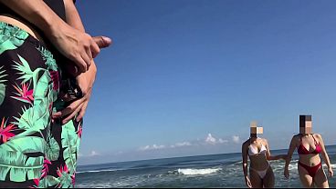 I like to masturbate in public and attract the attention of hot girls