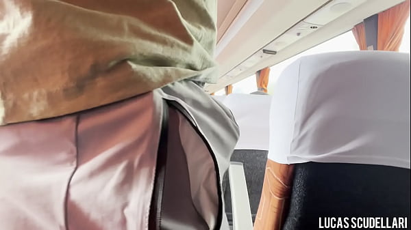 Download Video - Punhetando no &uacute;ltimo banco do &ocirc;nibus com um policial por perto