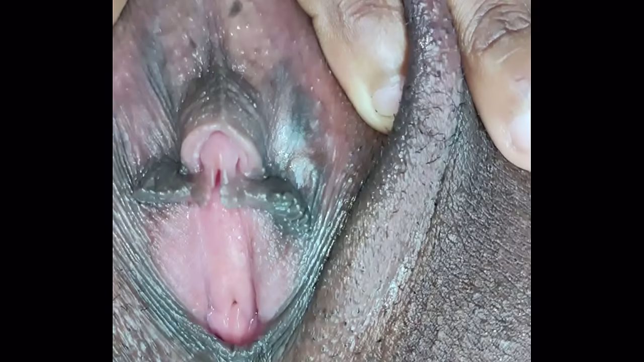 Masturbación con los dedos en el culo y la vagina
                     muchos negros