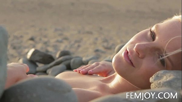 Nude Art C Cup casar com a rainha na praia