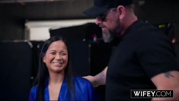 妻のホットなブルネット、ジャスミン・クルーズは黒人のペニスを必要としているが、夫がそこにいなければならない
