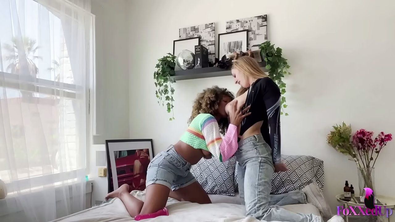 Hot 69 Lesbians Angel Youngs &amp_ Jenna Foxx Making Out On Bed!