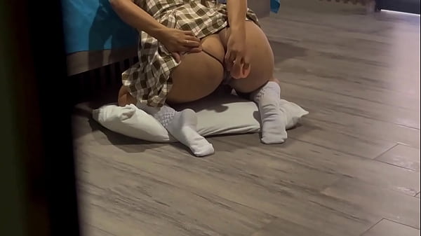 Download Video - LLEGO A CASA Y ENCUENTRO A MI HIJASTRA NALGONA ROMPIENDOSE EL CULO CON UN JUEGUETE Y ME MASTURBO HASTA EYACULAR ESCUCHANDO SUS GEMIDOS&period;