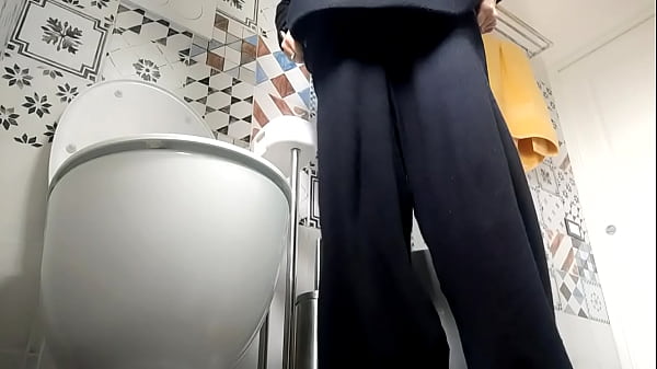 stepsister covers her ass with mud and