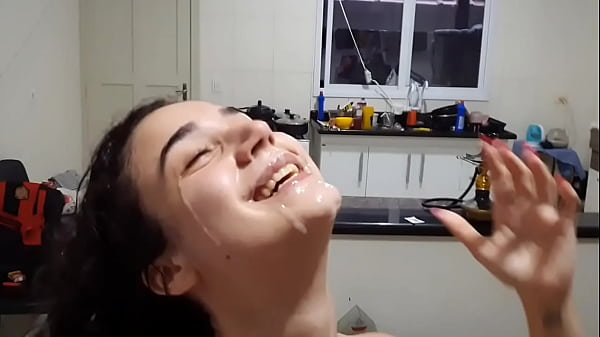 OLHA COMO ESSA NOVINHA GOSTOSA FAZ FAXINA NA CA...