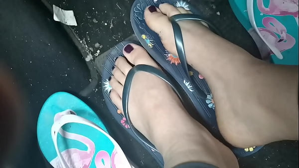 Nicoletta's adorable little feet in flip-flops press on the pedals and orgasm hairy pussy in the car