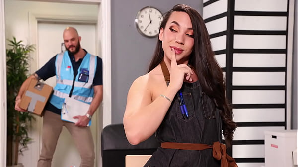 Trans Girl Lets Delivery Bareback Her Before He...