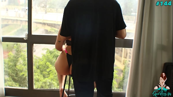 Beatriz Sampaio esguinhando de frente da janela