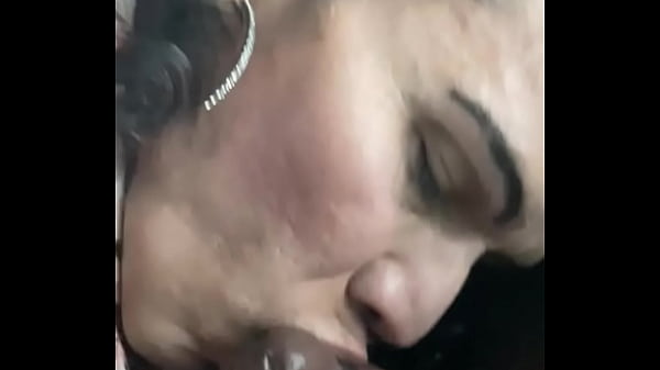 Un Transgenre Mature Donne Une Tête Masculine Droite