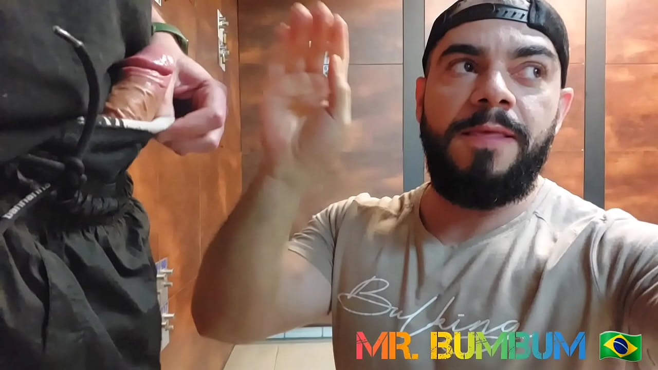 DIARIO DE BAÑO (DÍA 12) CHUPAR EN EL VESTUARIO DEL GIMNASIO (COMPLETO CON SUSCRIPCIÓN)
                    sucking real amateur public boquete brasileiro macho amador wc publico banheiro caminhoneiro gay muchos negros
