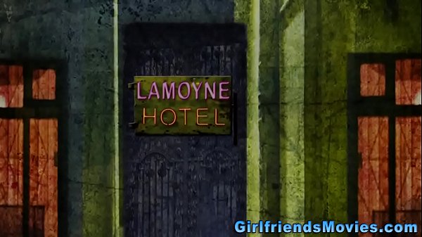 Brunette teen les licks