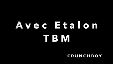 Sexo a tr&ecirc;s Gay Bareback, dotado fodeu cuzinho de homem pela primeira vez.