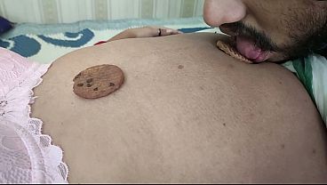 Download Video - Hot Mallu Couple Biscuit Navel Play and Sensual Lick Romance